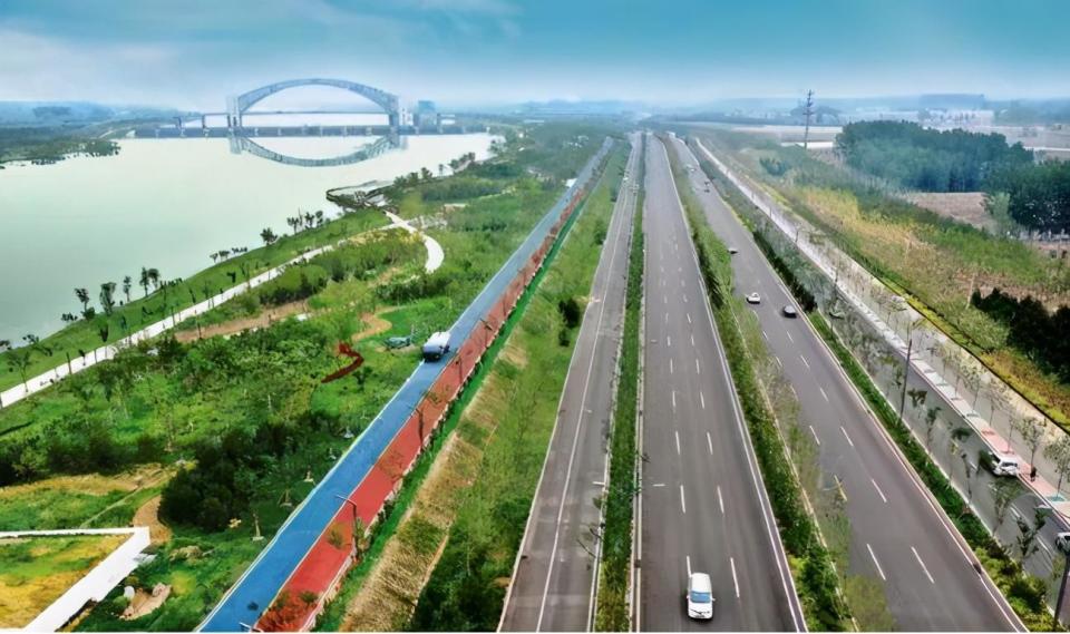 地铁2号线正式通车,让东,北,西三面环山,地形狭长的太原南北交通从此