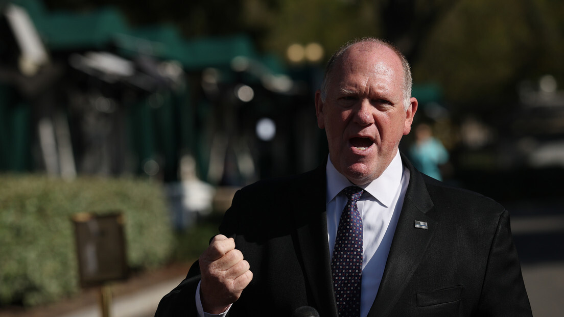 美國“邊境沙皇”向非法移民發出最後通牒 - 