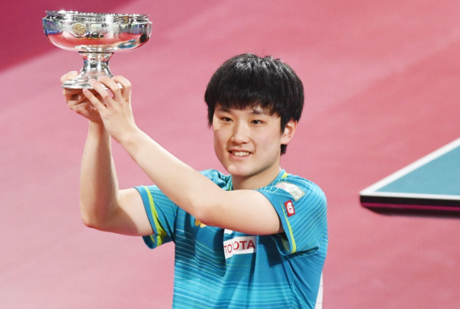 张本智和13大逆转挽救8个赛点夺得日锦赛冠军教练抱起他庆祝