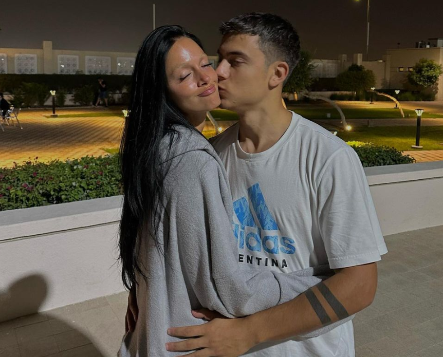 除此之外,迪巴拉的女友也是在社交媒体上晒出与男友的合照,并且写道:"