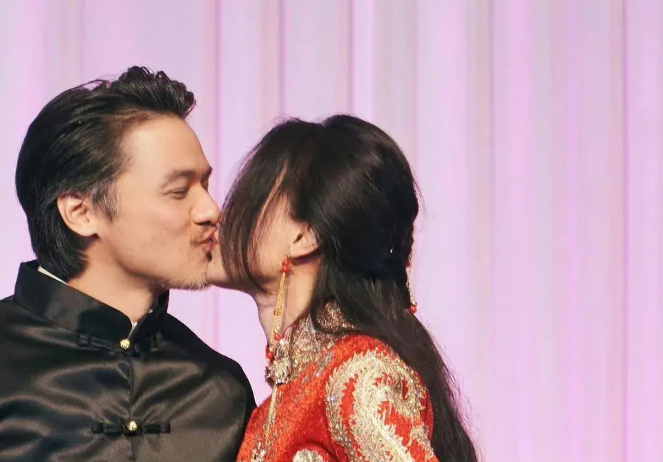 48岁林心如近照曝光,皮肤细腻,五官优越,比老公霍建华年轻多了