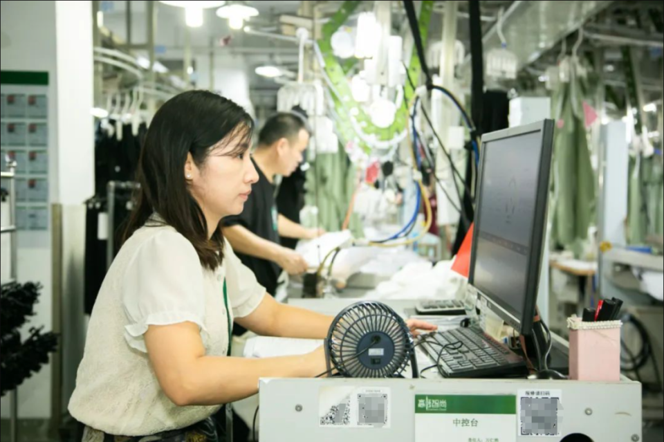 服装厂女工忙碌的画面,曾经是中国外贸腾飞时代里许多人无法磨灭