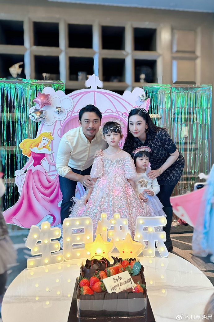 贾晓晨晒全家福为长女庆生6岁兜兜精灵似公主樊少皇胡子拉碴