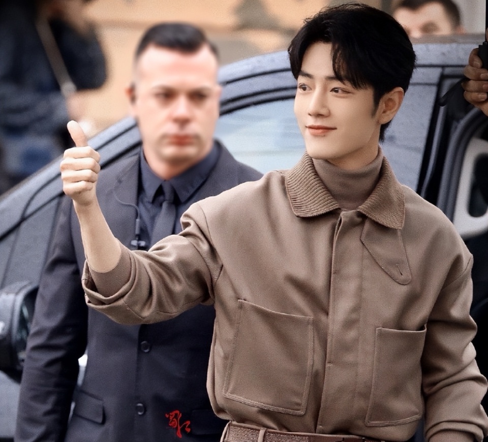 肖战米兰看秀人气爆棚,压轴入场坐总裁旁边,各大媒体争抢拍照_腾讯