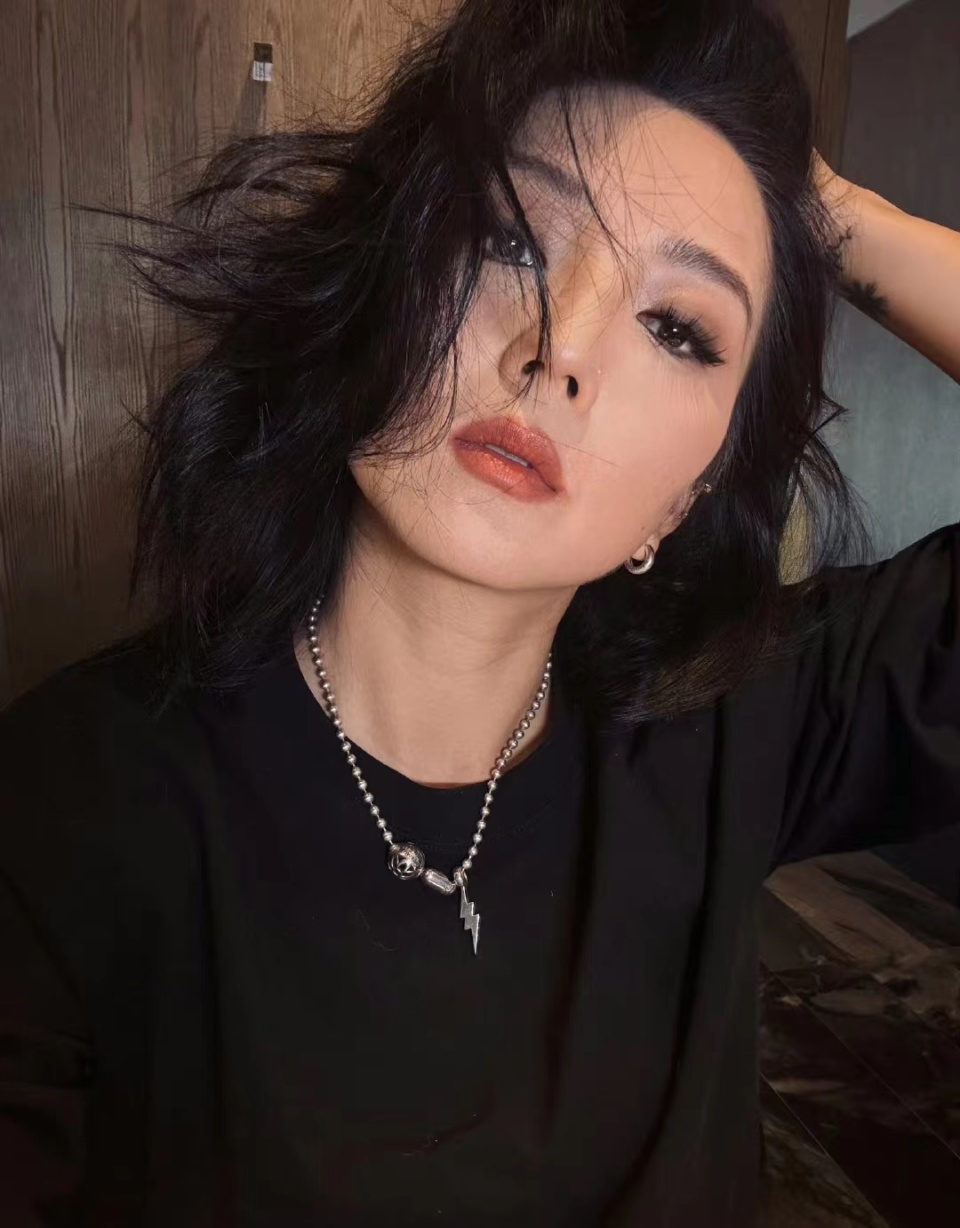 何洁晒复工照美出新高度,鼻钉纹身个性张扬,曾自曝减肥瘦近70斤_腾讯