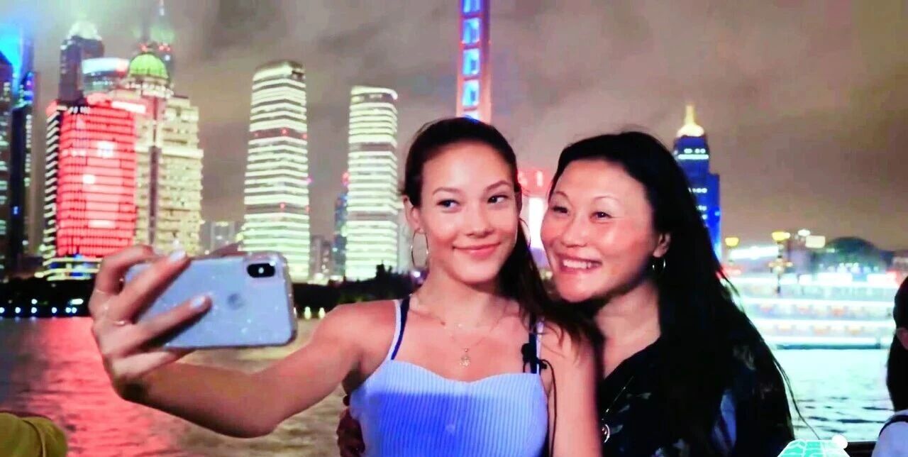 “我是愛凌，一個愛玩愛鬧的中國女孩兒” - 