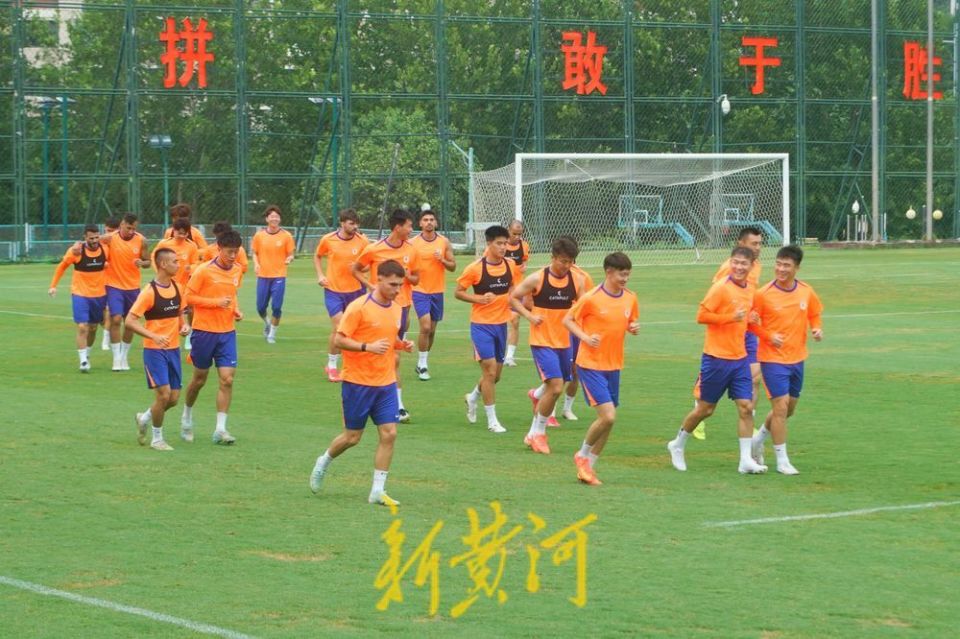 克雷桑现身训练场，泰山队28将参加赛前训练