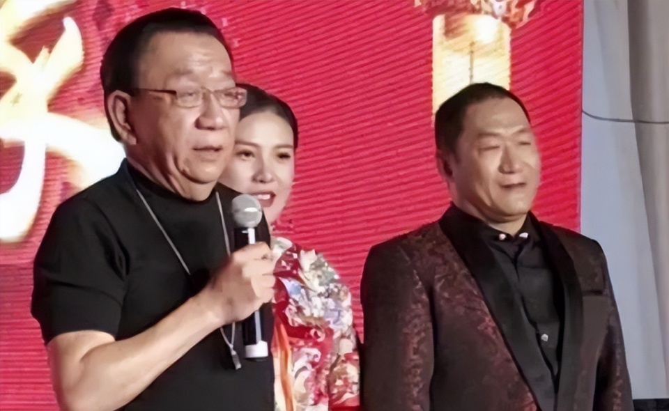 60岁歌手谢东宣布二胎得子，为啥都说是侯家有喜？_腾讯新闻