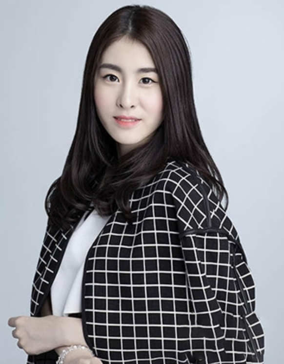 张碧晨近照大变样,素颜与化妆后判若两人,脸歪鼻孔一大一小太怪异-腾