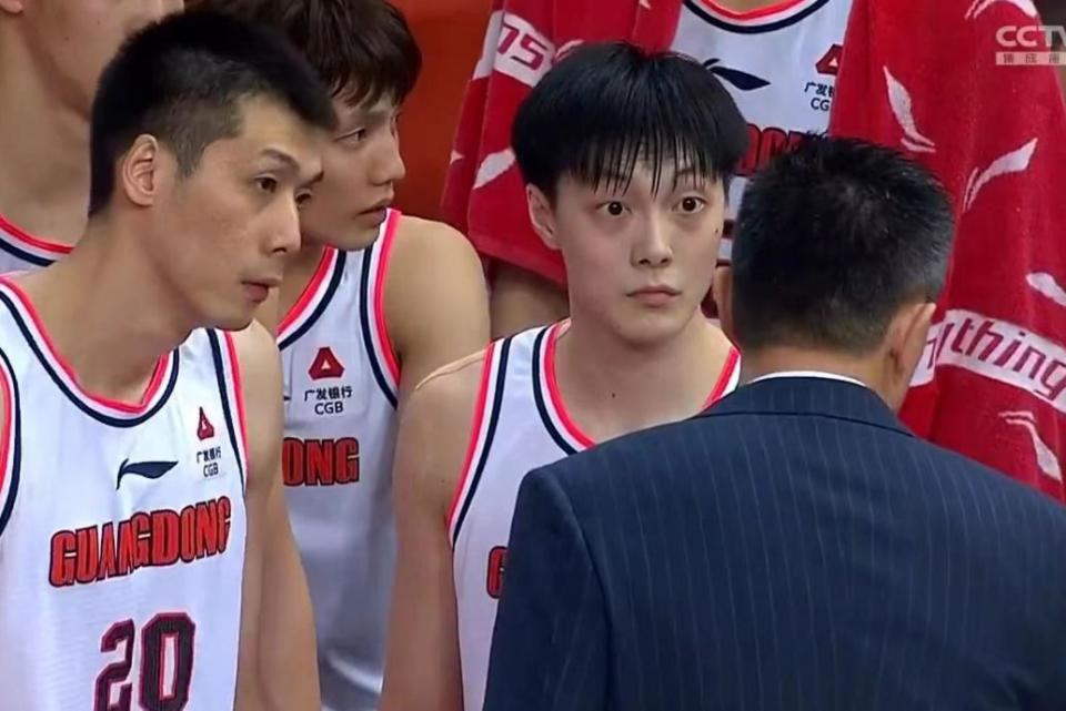 广东男篮签下2米11内线，上海山西争抢萨姆纳，辽宁男篮多人续约
