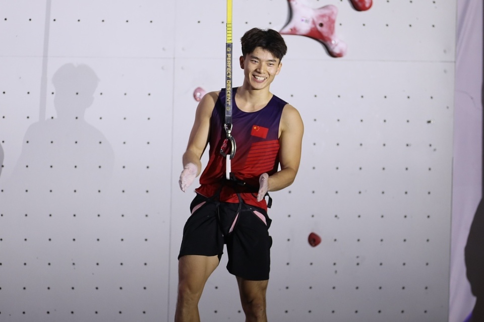 奥运后首冠！攀岩亚锦赛伍鹏夺冠_腾讯新闻