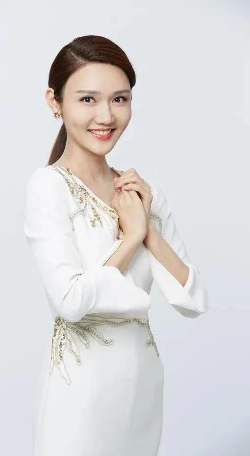 央视春晚女主持人亮相,马凡舒和王嘉宁都是90后_腾讯新闻