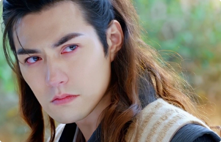 这一次,严屹宽帅得夺目,穿西装戴金丝边眼镜,46岁仍像小说男主