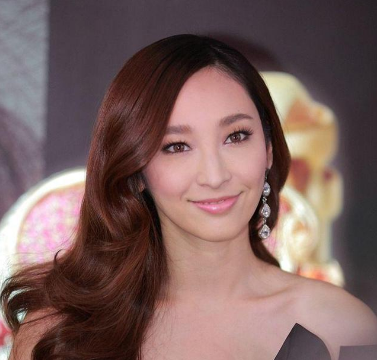 另一张海报则是吴佩慈和纪晓波的合影,照片上写着"人血馒头",并用红字