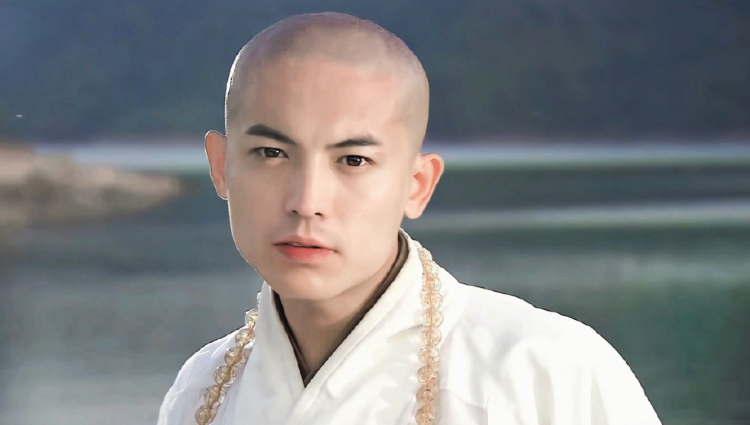 相比于有头发的时候,崔鹏剃了光头之后更有辨识度了,也为他添了一分