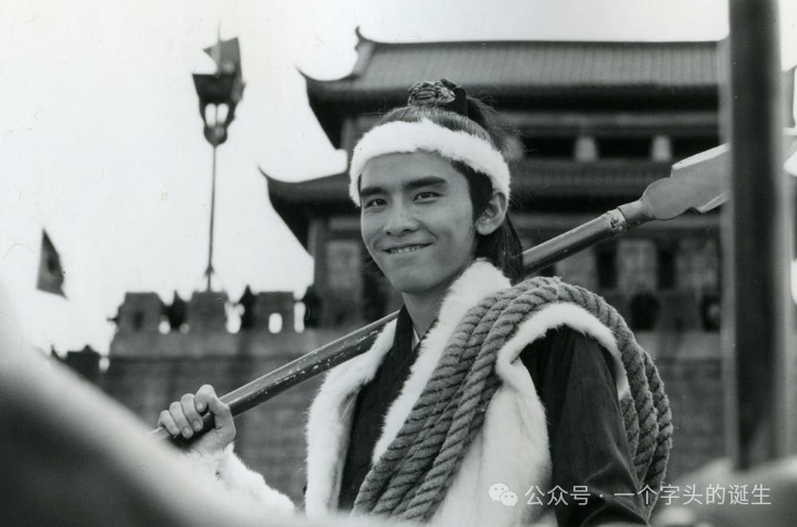 "有次是拍《十三太保》有场戏要从40,50呎高得城门飞下来,没有威亚