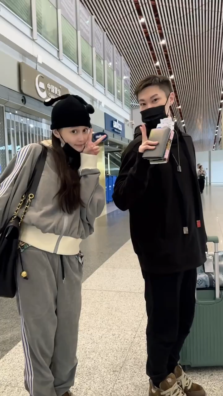 赵本山女儿球球和老公澳洲度蜜月机场内大幅欢迎海报抢镜