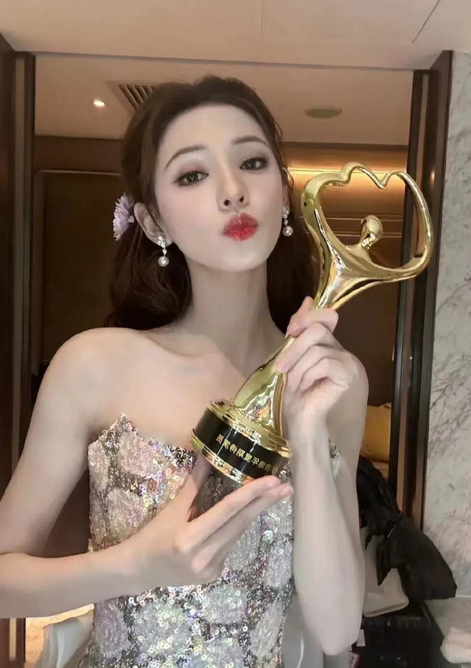 张予曦为防走光在胸口插花,究竟是创意独特还是太瘦了?_腾讯新闻