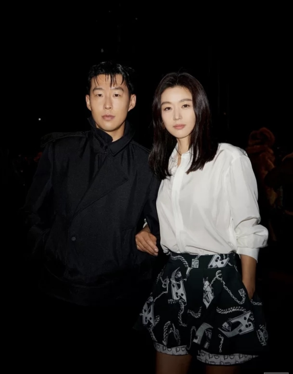 全智贤与孙兴慜亲密合影汤唯近距离拍摄展现优雅魅力