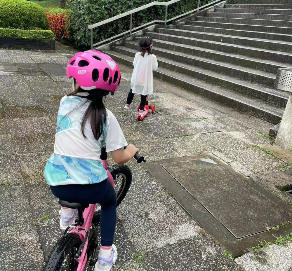 郭晶晶发家庭照为霍启刚庆生,夫妻昵称显甜蜜,1.