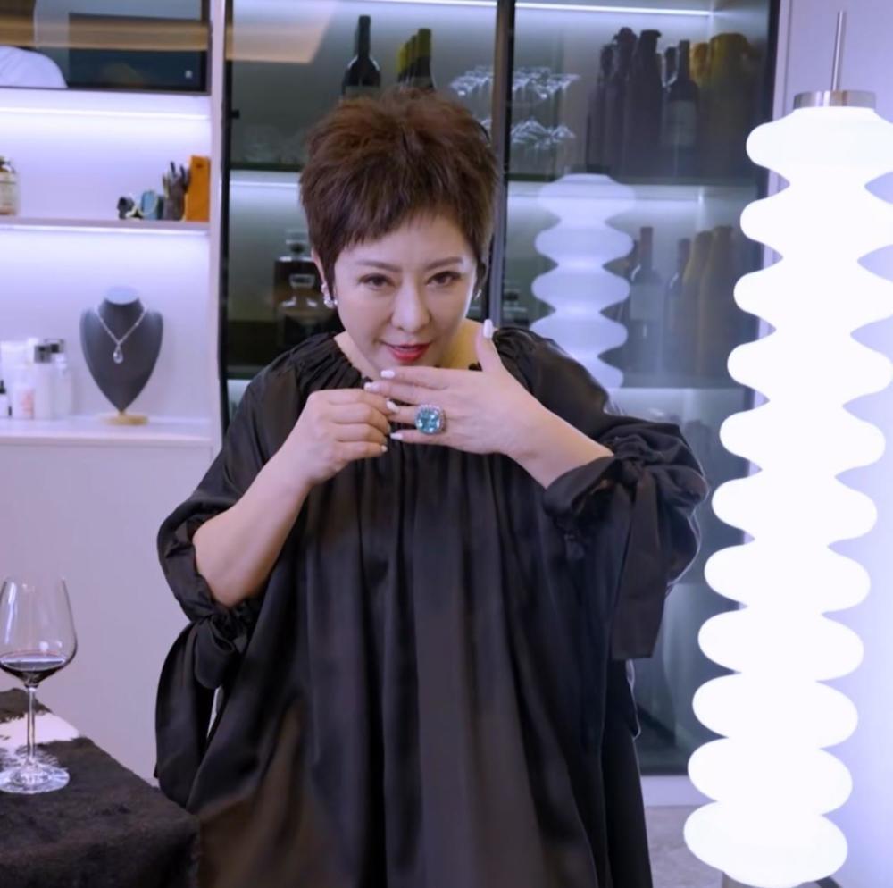 王红权星亮相戛纳红毯,稳重大气神采奕奕,气场丝毫不输明星_腾讯新闻