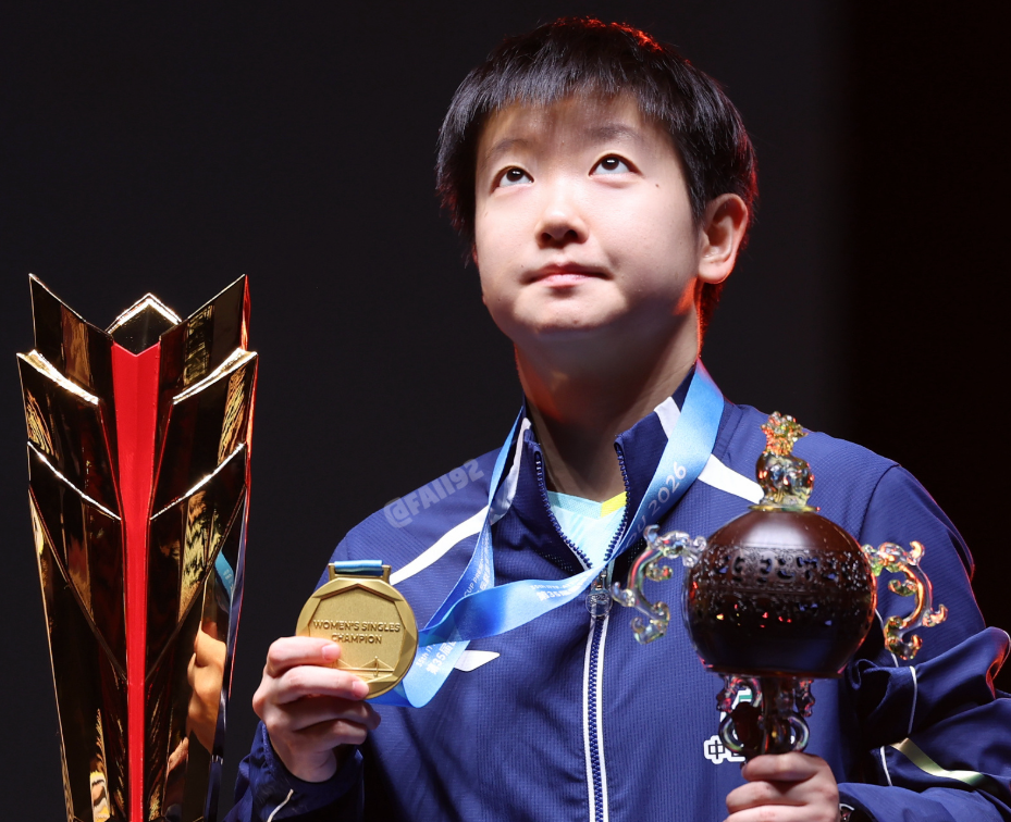 孫穎莎奪冠發布會！鬆弛感拉滿，摁掌印展可愛，採訪強調心態！ - 