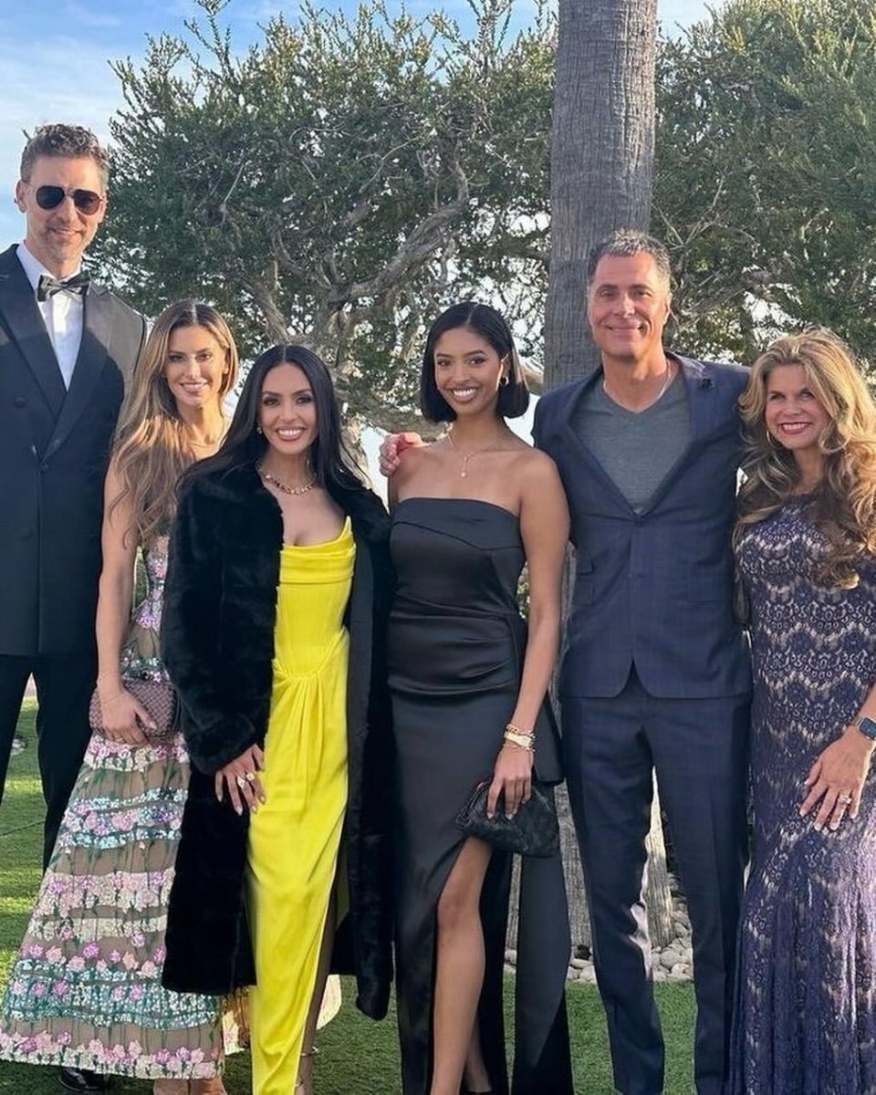 26岁女库里正式结婚众星云集瓦妮莎祝贺佩总和大加出席合影