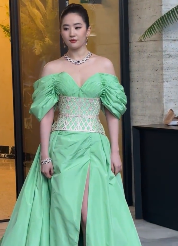 罗马这一夜,刘亦菲的"水桶腰,麒麟臂"是对内娱畸形