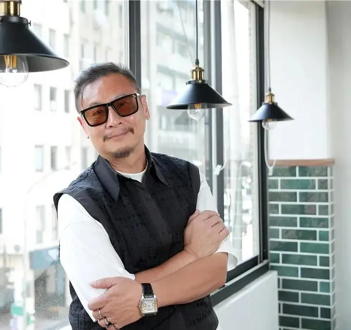 张世：与妻子恋爱长跑，演技封神也曾被封杀，59岁隐居是隐形富豪_腾讯新闻