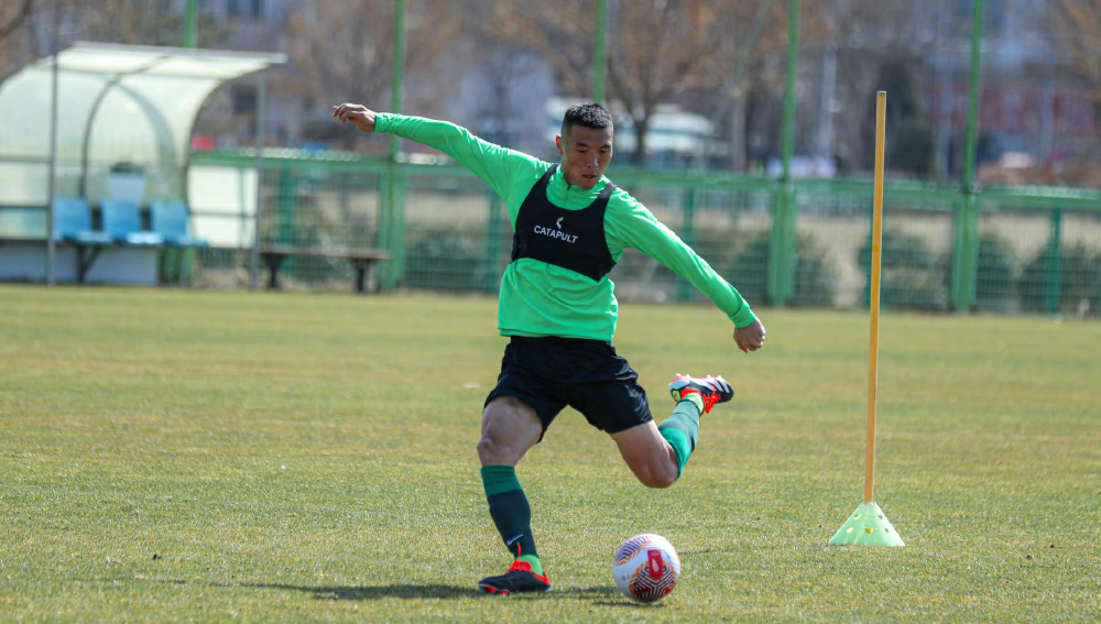 苏帅抓着3后卫不放让于大宝踢新位置国安97三少上位完成换血