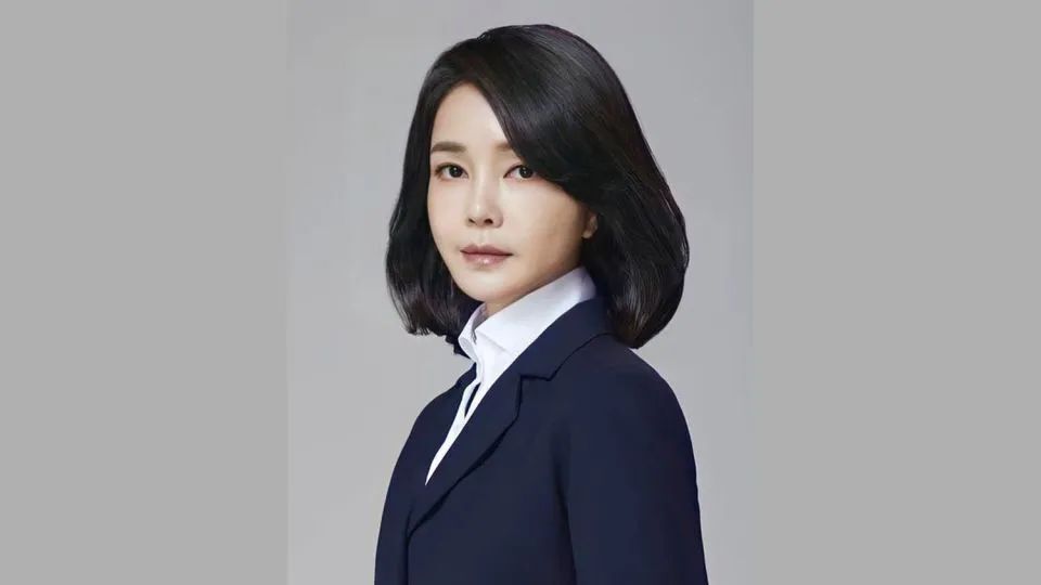 作者:陈佳莉一个迪奥手提包,成了摆在韩国总统尹锡悦面前的"定时炸弹"