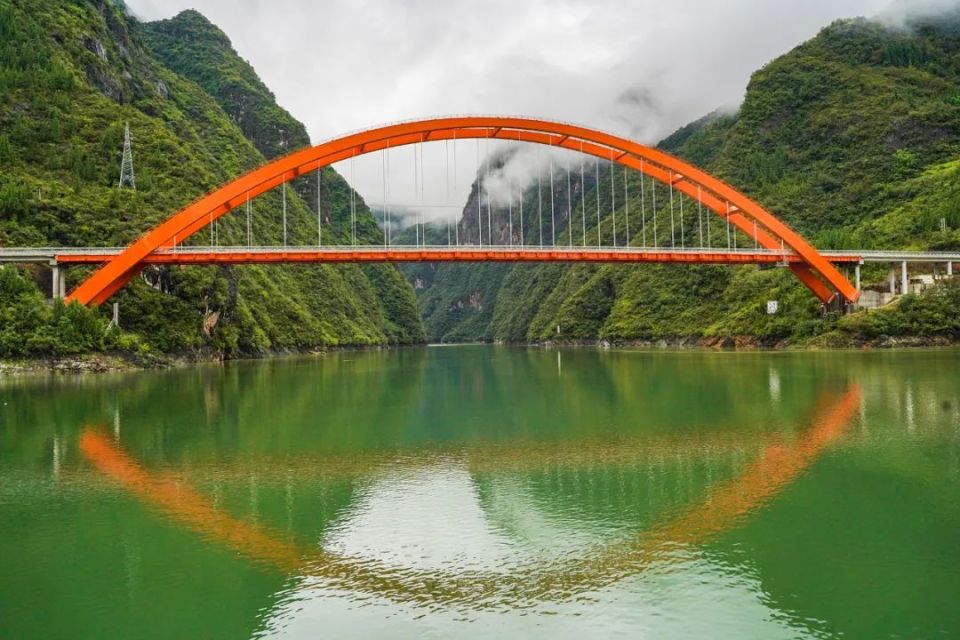 游船进入巫溪大宁河,经过新龙门大桥后,便进入了龙门峡.