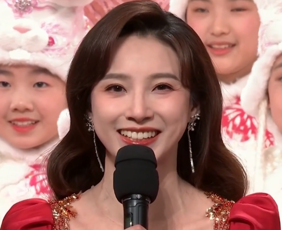 春晚主持人状态比拼!马凡舒撞脸李思思,新人王嘉宁假睫毛抢镜