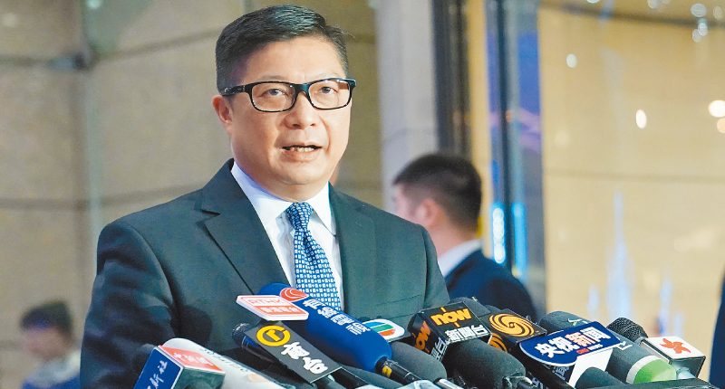 对此,特区政府保安局局长邓炳强补充,自己就是被外国制裁的"人办