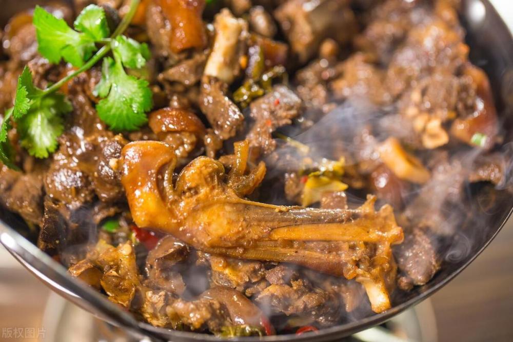 从中国人饮食历史文化来看,吃狗肉是种传统的文化习俗.