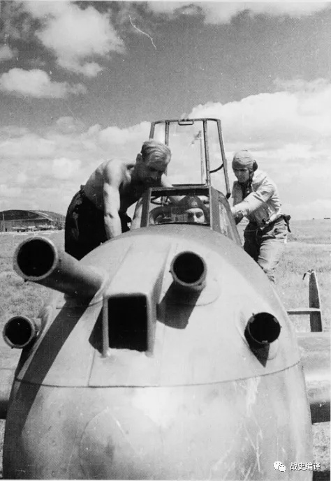 值得一提的是该机为机首上方安装了通常在侦察型号上才会配备的假炮管