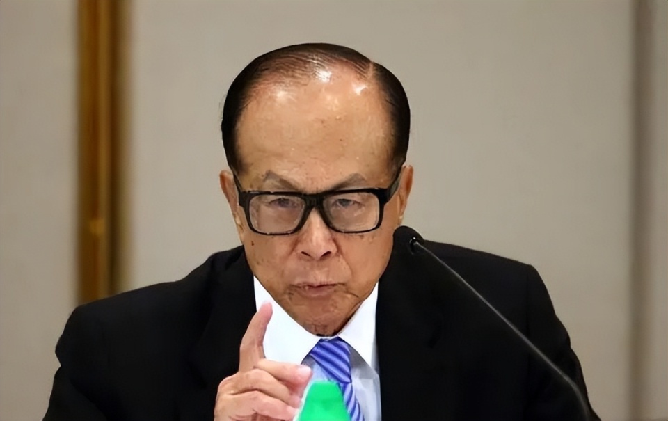 比如说帮助白内障老人的项目,给老家做膝盖手术的项目,还给汕头大学的