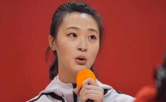 女排解说谁最强?李颖真实客观,惠若琪表达能力强,杨昊太真实!