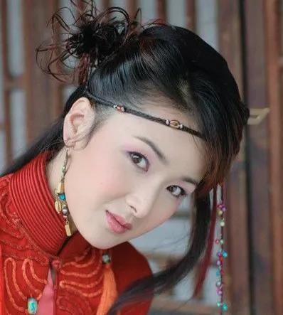 《马鸣风萧萧》里的郭彩绫;《半路夫妻》里的冯妮可;这从一直以来她