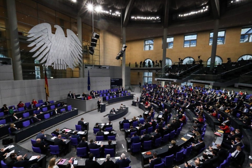 德国经济被搞坏朔尔茨内阁领完补贴又涨薪民众回应不知羞耻