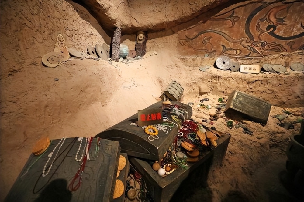 秦始皇陵考古有新发现陪葬坑甬道被人挖开过推测是项羽干的