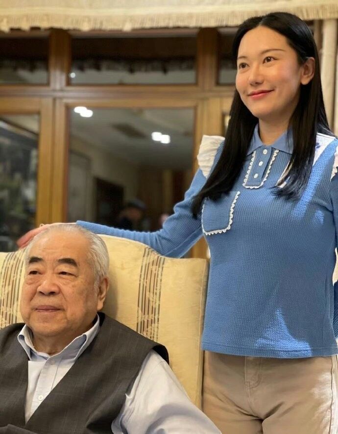 86岁富豪艺术家宣布4婚娇妻身份被扒身材火辣大量私照流出