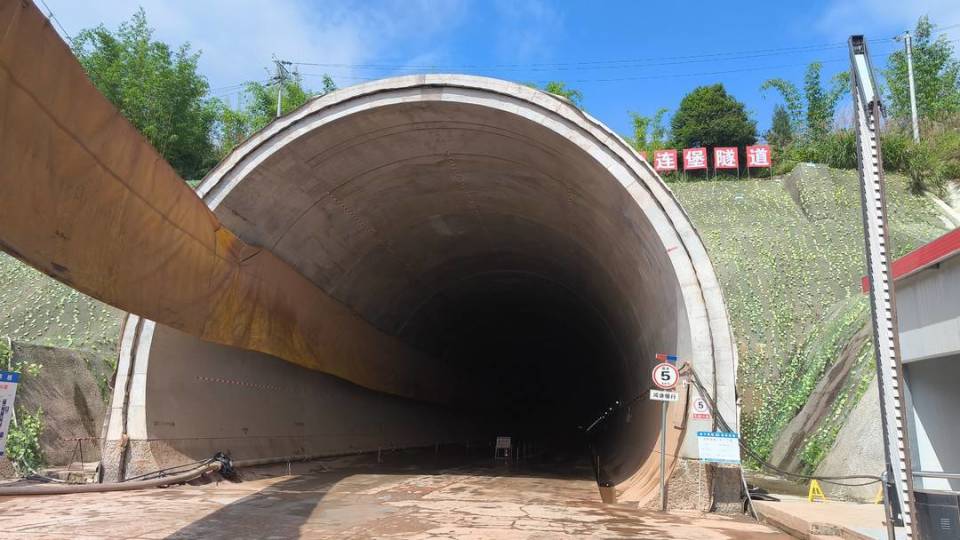 中天山隧道图片