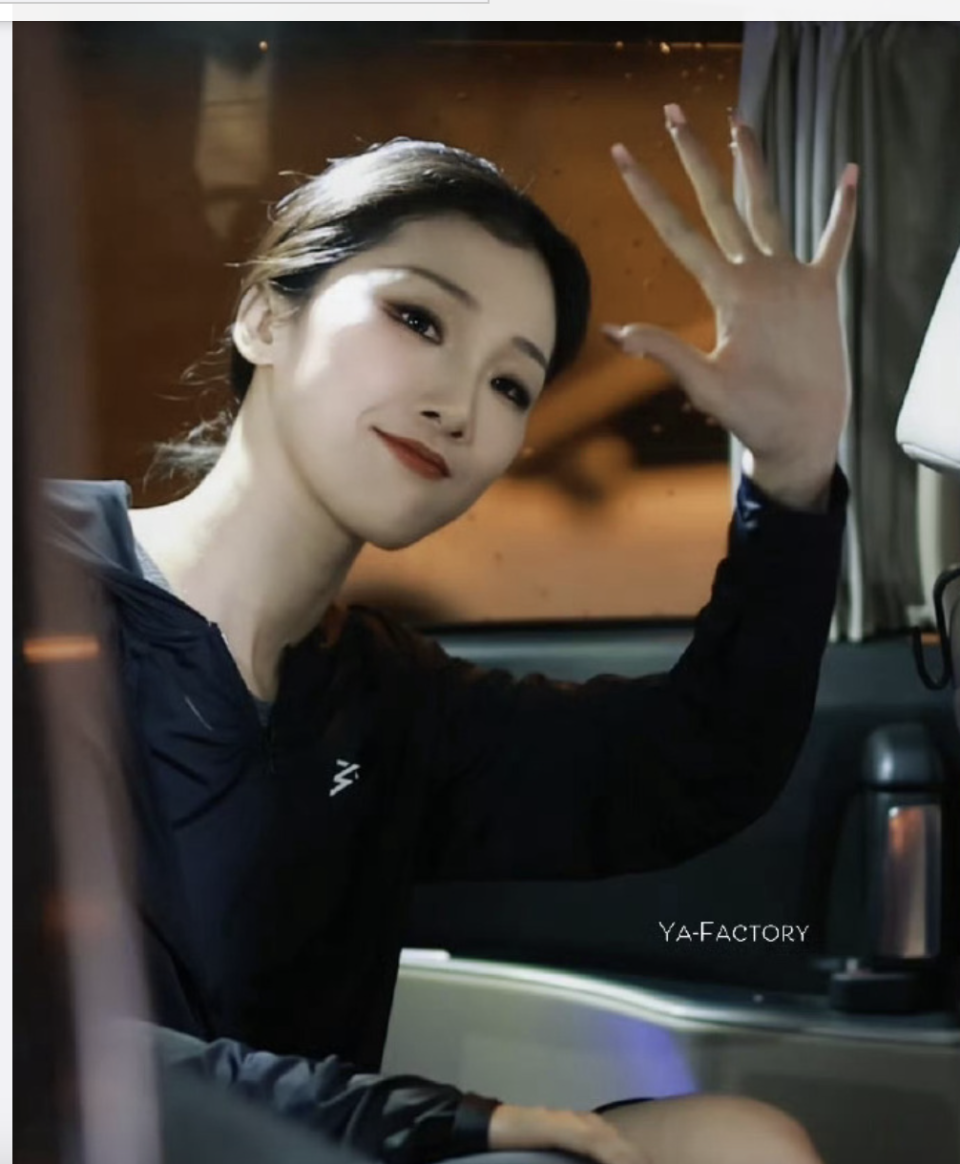 不过,也有网友们觉得,也许节目组是在给她「虐粉」,安排孟佳的剧本