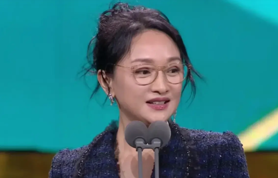 被说"科技脸"的周迅算不算大美人,看她和董洁的合照就知道了