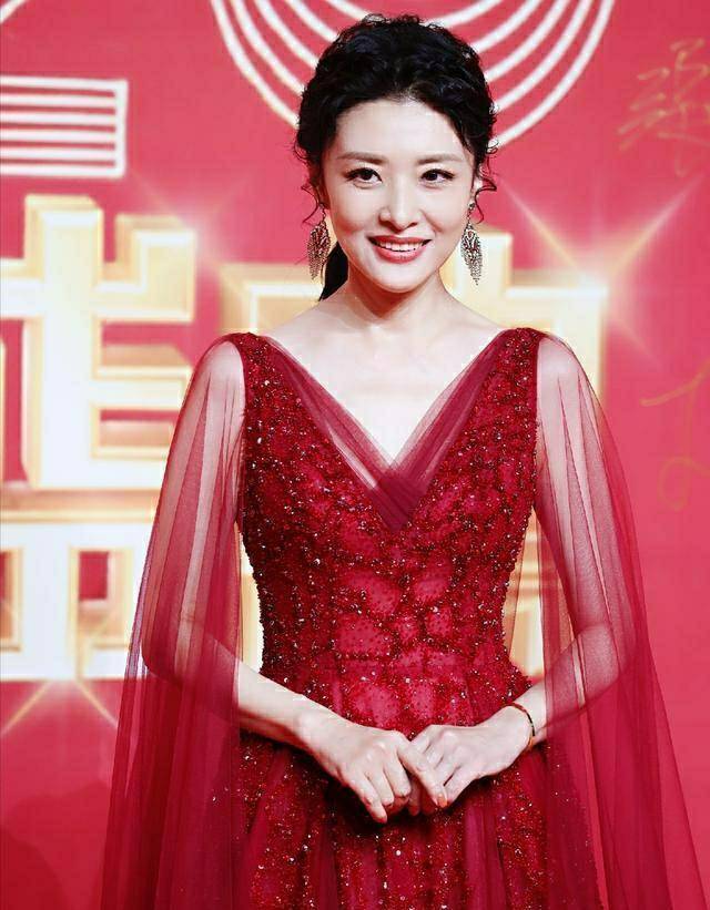 美才女主持人周涛:前央视一姐多年主持春晚,事业家庭都完美_腾讯新闻