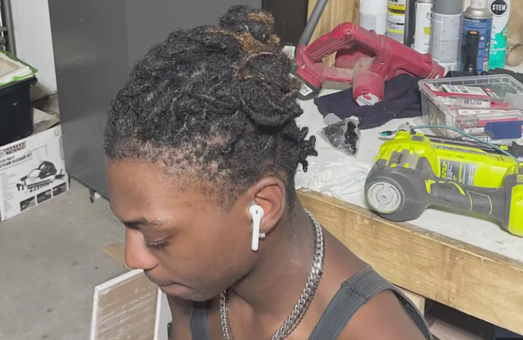 他状告学校和美国政府只为了不剪短发