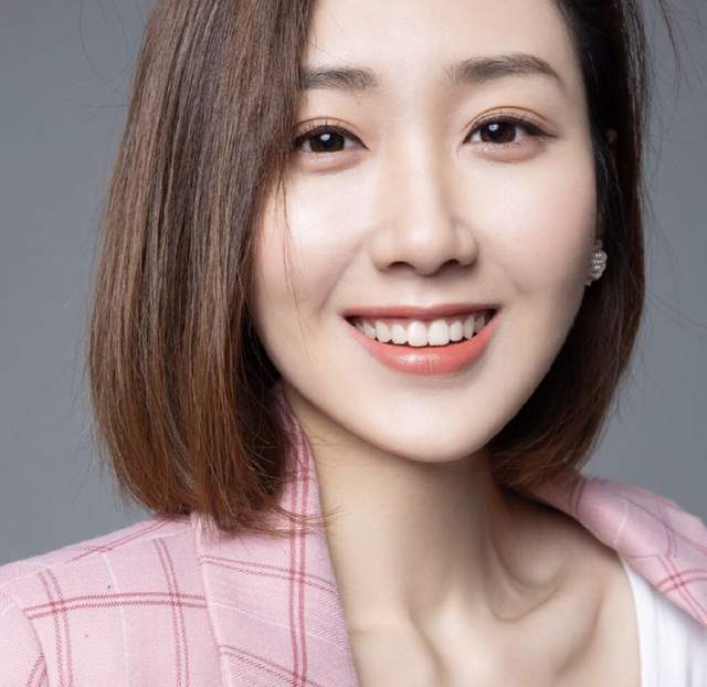 王嘉宁首次主持央视春晚,自曝彩排状况频发,高跟鞋卡缝里太尴尬_腾讯