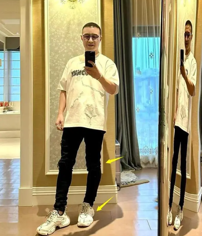 离婚男人现状:汪峰与新女友逛街十指紧扣,买超为美女网红剥虾