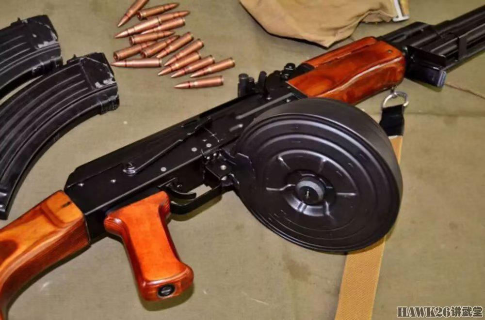 阿富汗战争期间,苏联士兵偶尔会给akm突击步枪上安装75发弹鼓,不过